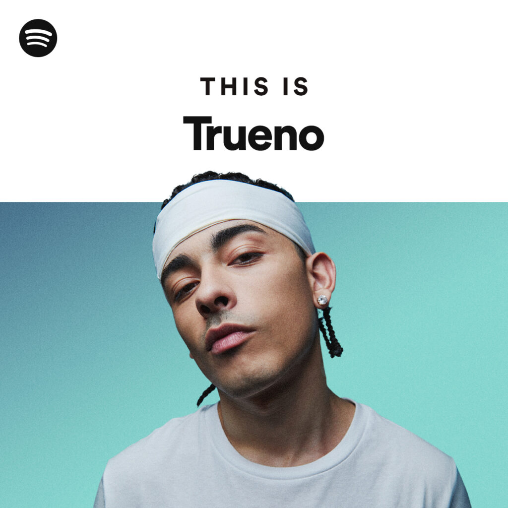 Imagen de Trueno, el rapero argentino conocido por su habilidad en el freestyle y sus exitosos álbumes 'Atrevido' y 'Bien o mal'. Con solo 21 años, Trueno ha dejado una marca imborrable en la escena del hip-hop latinoamericano.